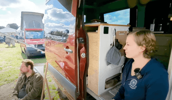 Lukas Koerdt & Jenny Krutzinna vor ihrem Van auf der Caravan und Co in Rendsburg im Herbst 2023