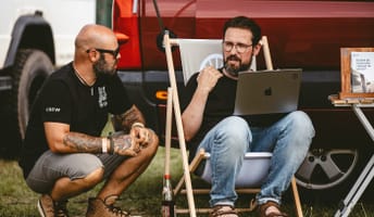 Christian von den Bustbastlern und Lukas Koerdt von der Camping App auf dem Burger, Bier und Bus Treffen in Niedergörsdorf im Sommer 2023